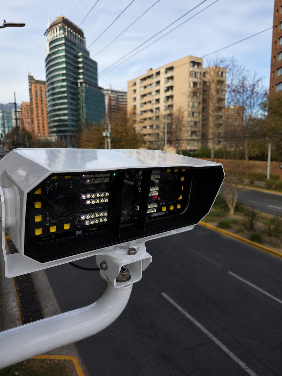 Cámara de observación de TechVial sobre una avenida urbana
